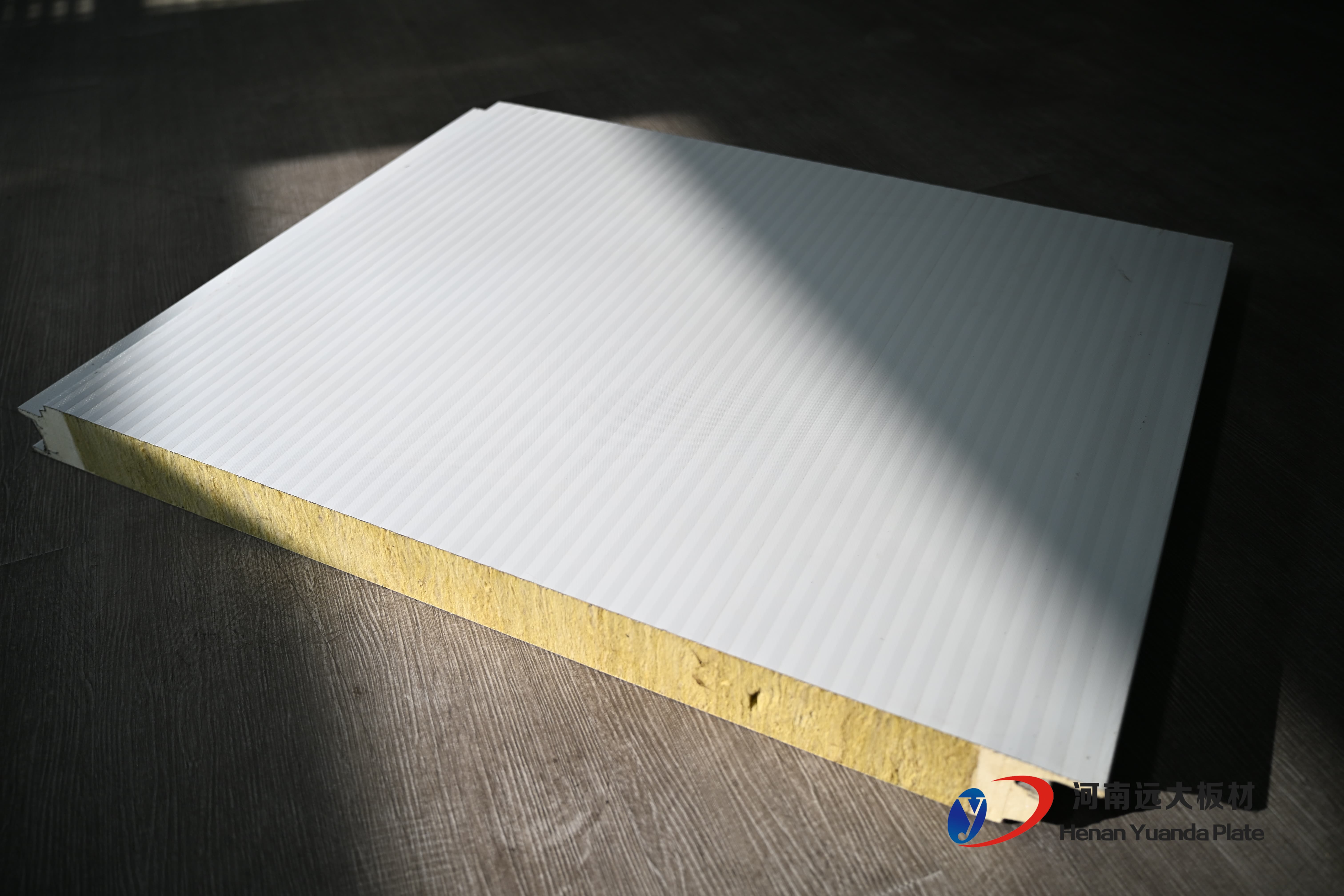 聚氨酯封邊巖棉板：防火性能、安裝技巧及行業(yè)創(chuàng)新(圖3)