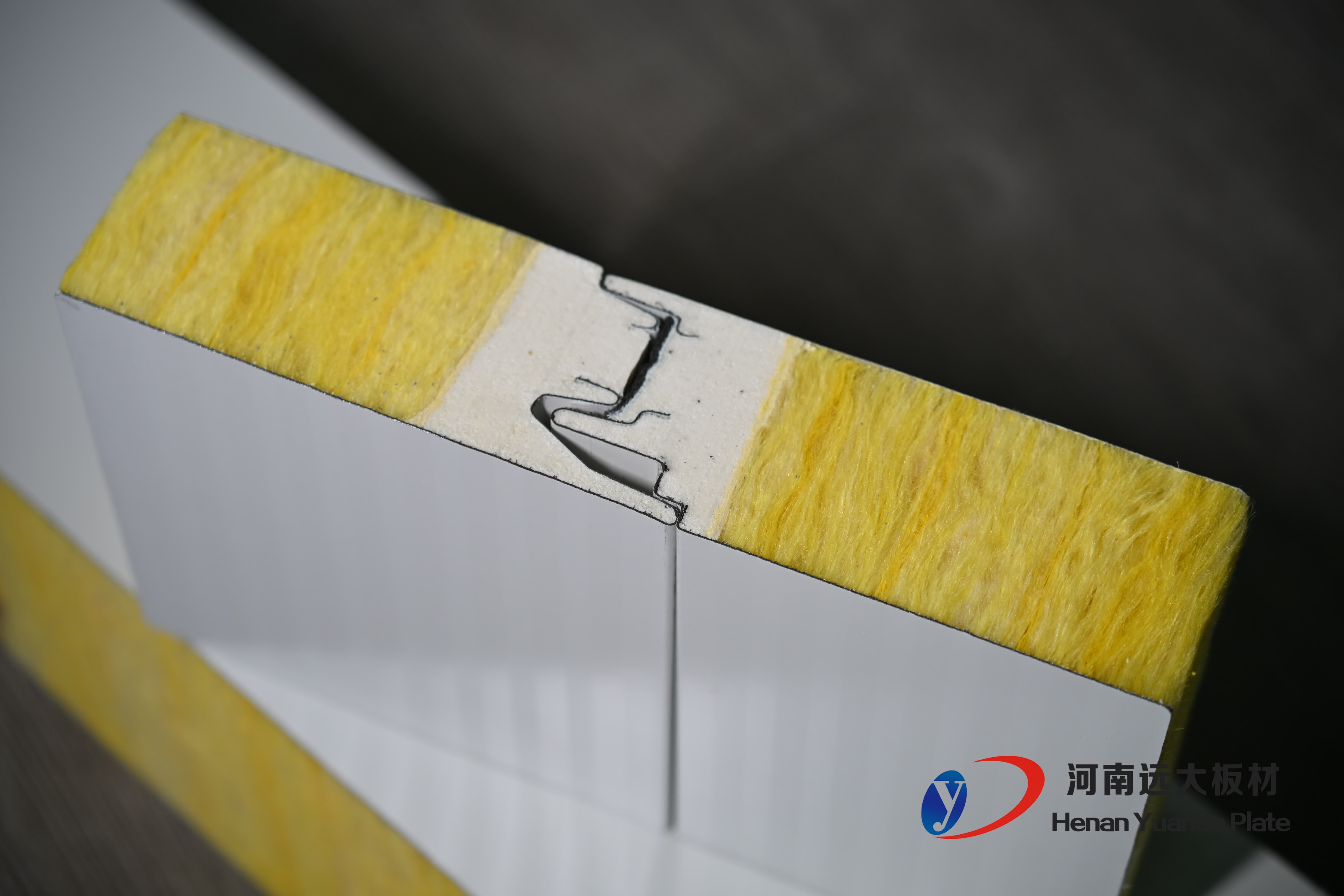 聚氨酯封邊玻璃絲棉夾芯板：遠(yuǎn)大板材打造A級防火節(jié)能新標(biāo)桿！