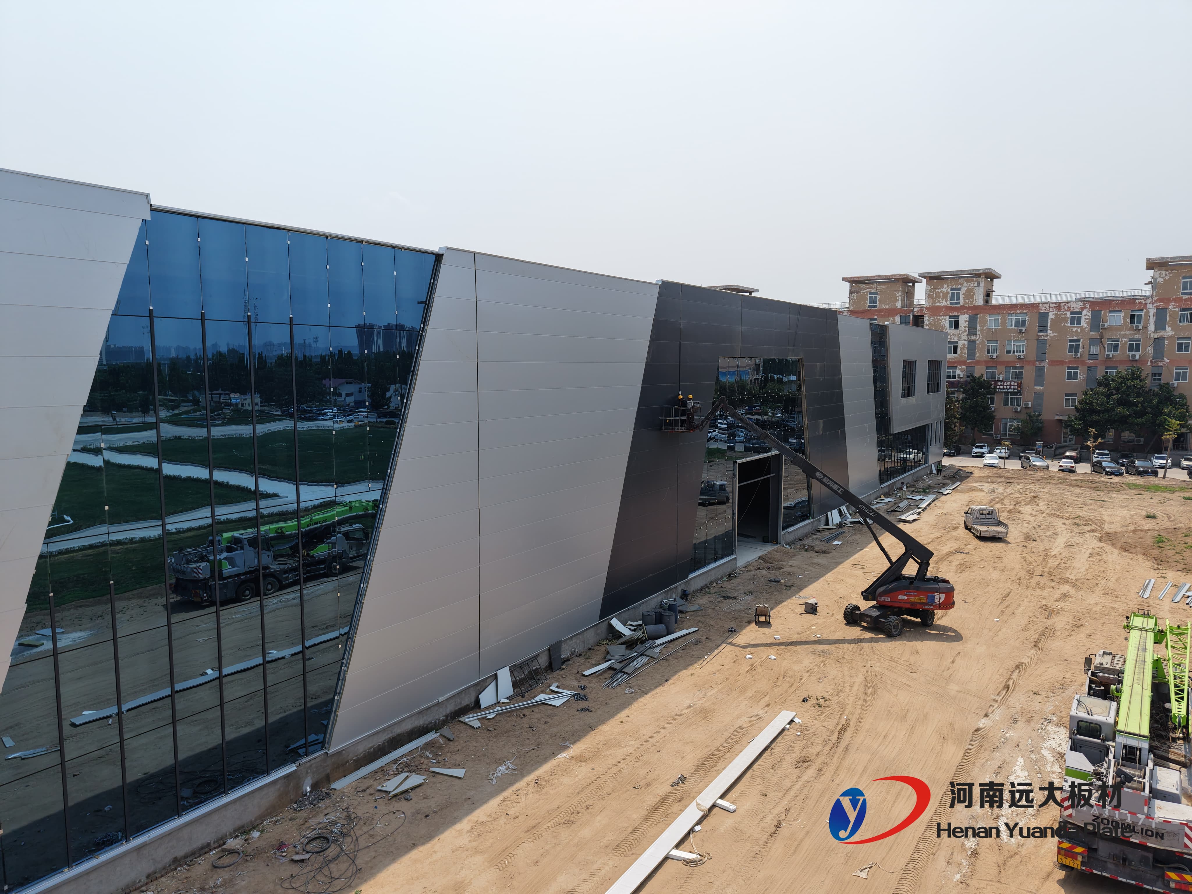 傳統(tǒng)板材VS聚氨酯夾芯板：在建筑效率與能耗上，差距竟然這么大！(圖1)