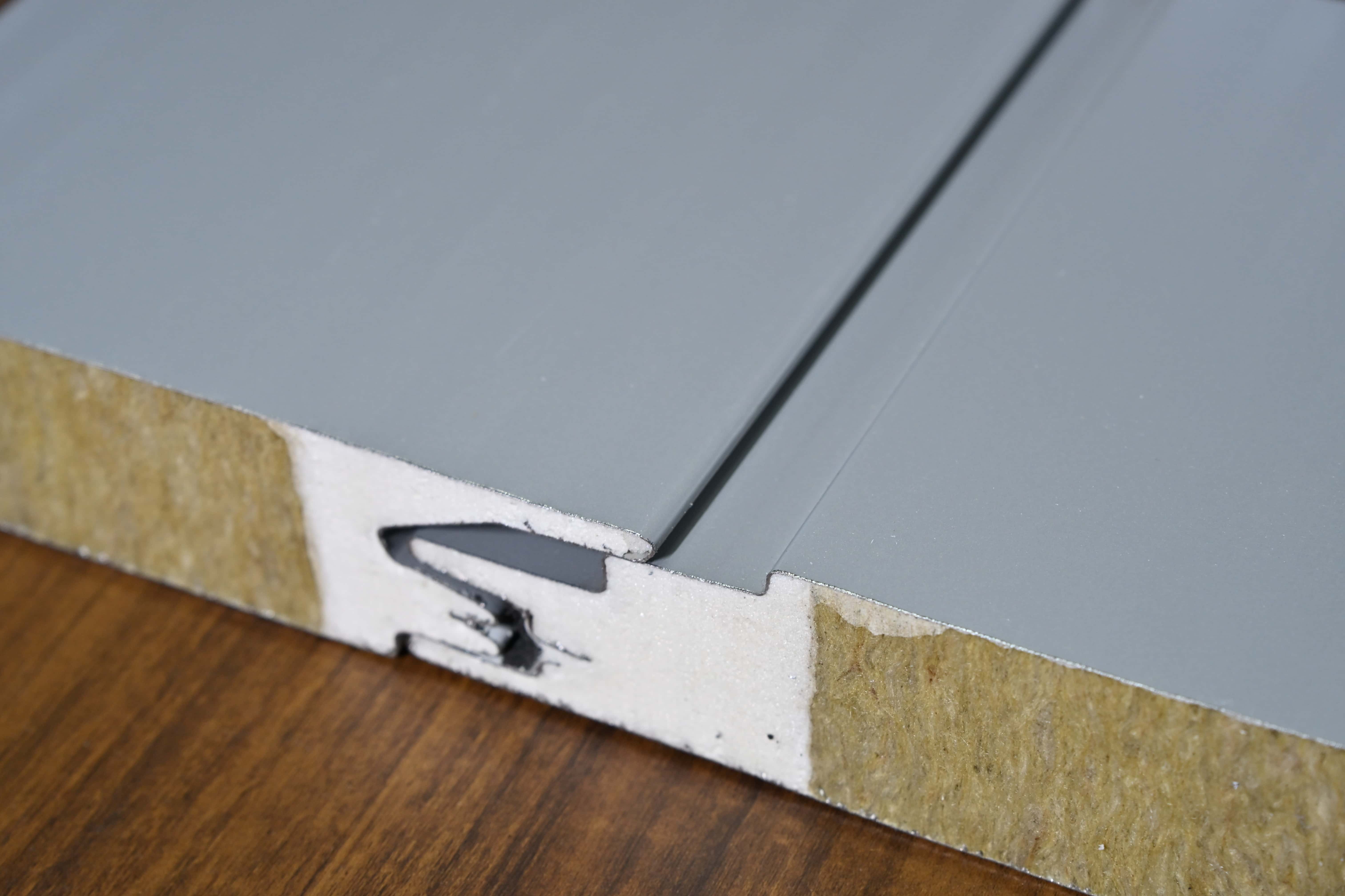 工業(yè)廠房預(yù)算告急？聚氨酯夾芯板快速安裝，幫你輕松省錢！ 時(shí)間就是金錢，速度就是效益！